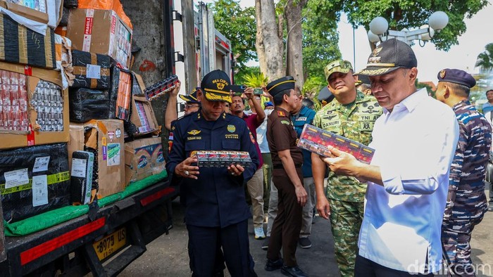 Pemusnahan 43,2 juta batang rokok ilegal di Kota Surabaya