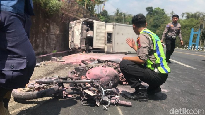 Penampakan Honda Tiger terbakar usai disalip truk boks di Boyolali, Rabu (26/8/2026).
