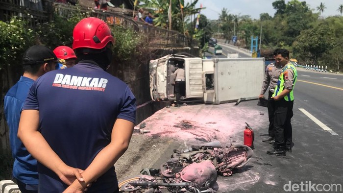 Penampakan Honda Tiger terbakar usai disalip truk boks di Boyolali, Rabu (26/8/2026).