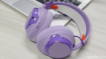 Headset ini memiliki desain ergonomis, sehingga nyaman saat digunakan. Foto: Panji Saputro/detikINET