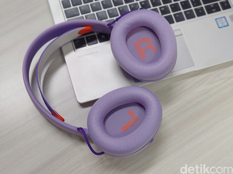 JBL Indonesia resmi meluncurkan JBL Quantum 250, headset gaming terbarunya yang memiliki bobot ringan dan desain ergonomis. Begini penampakannya.
