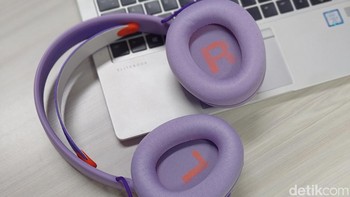 Untuk varian warna yang detikINET unboxing ialah purple. Di bagian earcup terdapat huruf L dan R untuk memudahkan pengguna menentukan posisi headset di telinga. Foto: Panji Saputro/detikINET