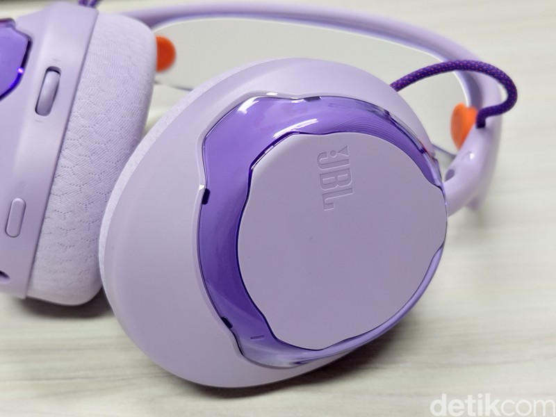 JBL Indonesia resmi meluncurkan JBL Quantum 250, headset gaming terbarunya yang memiliki bobot ringan dan desain ergonomis. Begini penampakannya.