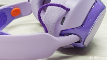 Material earcup berbahan plastik. Untuk earpad-nya berbahan mesh atau kain berjaring. Foto: Panji Saputro/detikINET