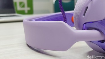 Headband JBL Quantum 250 terbuat dari kombinasi rangka berbahan plastik abs atau polikarbonat yang kokoh. Foto: Panji Saputro/detikINET