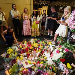 Penggemar Padati Walk of Fame Setelah Dolly Parton Meninggal