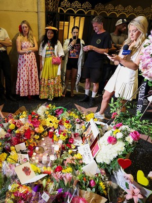 Penggemar Padati Walk of Fame Setelah Dolly Parton Meninggal