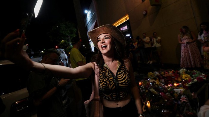 Dominique Nisperos and Lucy Sartor sing Dolly Parton songs at her star on the Hollywood Walk of Fame, as people gather near the star after it was announced that the country music icon died aged 80, in Los Angeles, California, U.S., August 25, 2026. REUTERS/Mario Anzuoni