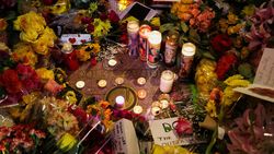 Penggemar Padati Walk of Fame Setelah Dolly Parton Meninggal