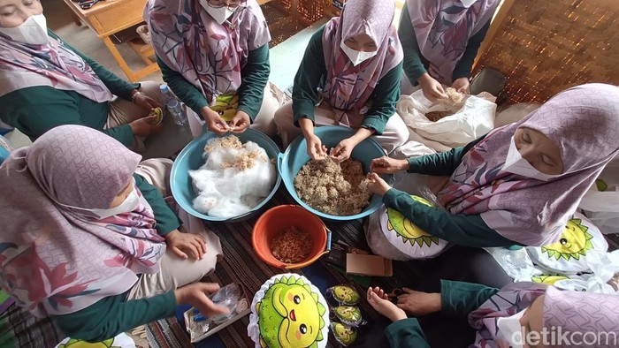 Warga Alasmalang, Banyumas olah kulit dan biji durian menjadi olahan makanan, Rabu (26/8/2026)