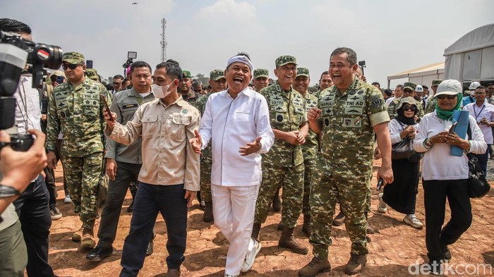 Menteri Koordinator Bidang Pangan Zulkifli Hasan, Kepala Staf Angkatan Darat Maruli Simanjuntak, Chief Operating Officer Bidang Investasi Danantara Pandu Patria Sjahrir, Gubernur Jawa Barat Dedi Mulyadi, Direktur Utama PLN Darmawan Prasodjo, dan Wali Kota Bekasi Tri Adhianto Tjahyono melakukan peresmian pembangunan Pengolahan Sampah Energi Listrik (PSEL) di Bantar Gebang, Bekasi, Jawa Barat, Rabu (26/8/2026).

2. Pembangunan akomodasi PSEL tersebut menjadi bagian dari upaya pemerintah dalam menangani persoalan sampah nan terus meningkat, khususnya di area perkotaan.