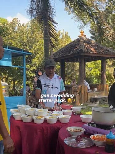 Pernikahan ala Gen Z tampil unik dengan konsep santai. Resepsi ini menghadirkan stan kopi, piringan dimsum, hingga gerobak mie ayam langsung di lokasi. Pernikahan ala Gen Z tampil unik dengan konsep santai. Resepsi ini menghadirkan stan kopi, piringan dimsum, hingga gerobak mie ayam langsung di lokasi.