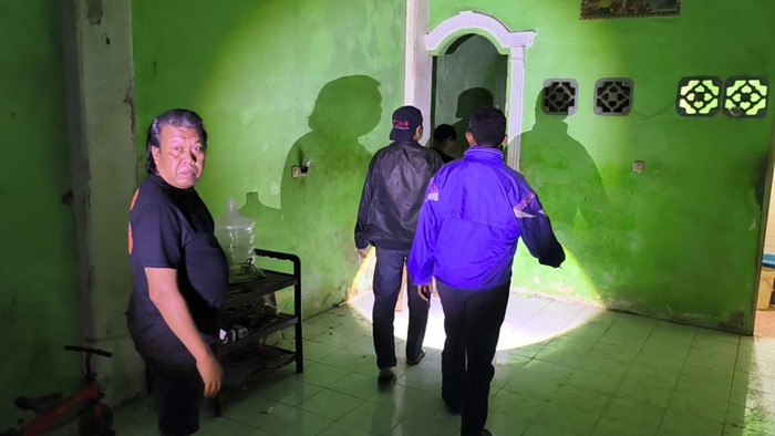 Personel Polsek Manggala mendatangi rumah yang dilaporkan jadi lokasi seorang gadis berusia 14 tahun disekap.