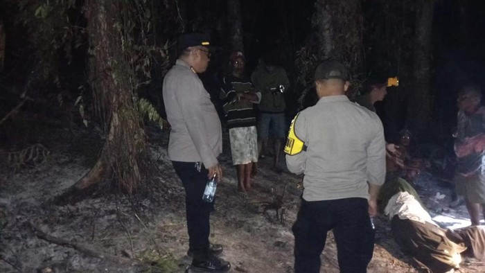 Personil Polrse Seram Bagian Barat mendatangi lokasi kebun cengkih terbakar.