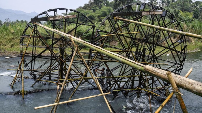 Petani memperbaiki kincir air di Kampung Sukasirna, Desa Manggungsari, Kabupaten Tasikmalaya, Jawa Barat, Rabu (26/8/2026). Petani setempat membuat empat kincir air secara swadaya dengan biaya sekitar Rp1,5 juta per unit di Sungai Citanduy untuk mengairi lahan pertanian saat musim kemarau dimana sebuah kincir air mampu mengairi sawah seluas satu hektare. ANTARA FOTO/Adeng Bustomi/nym.