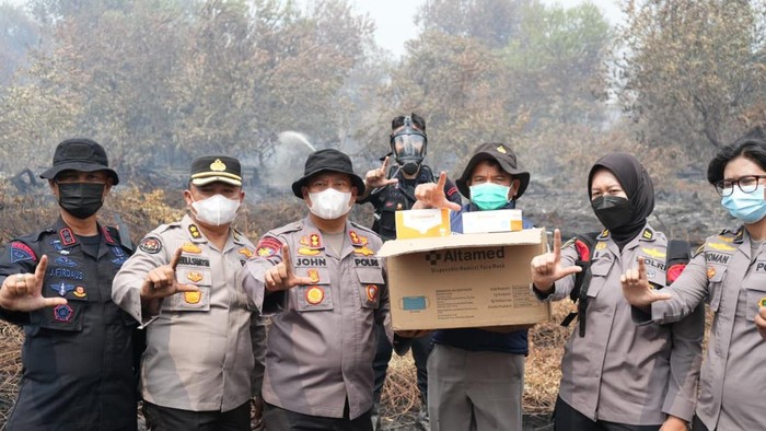 Polda Riau mengirimkan 25 ribu masker dan oksigen portabel tangani karhutla di Pelalawan, Selasa (25/8/2026).
