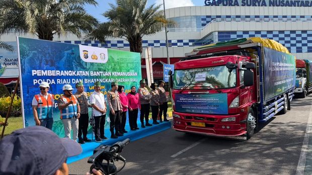 Polda Riau mengirimkan 60 ton bantuan untuk korban bencana di Nusa Tenggara Timur (NTT), Rabu (26/8/2026).
