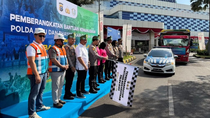 Polda Riau mengirimkan 60 ton bantuan untuk korban bencana di Nusa Tenggara Timur (NTT), Rabu (26/8/2026).