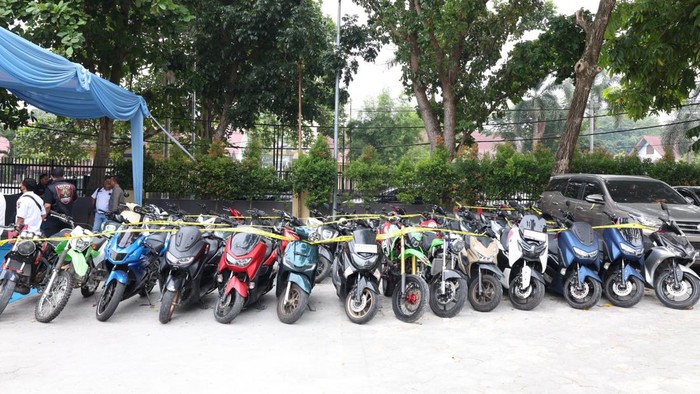 Polda Riau mengungkap sindikat curanmor lintas provinsi dan mengamankan 44 motor hasil curian, Rabu (26/8/2026).