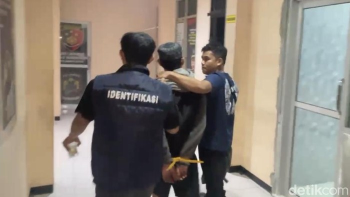 Polisi menangkap pelaku pembunuhan satu keluarga di Palu.