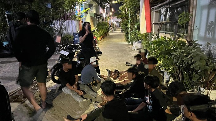 Polisi mengamankan 12 remaja yang diduga hendak tawuran dengan geng motor di Makassar.