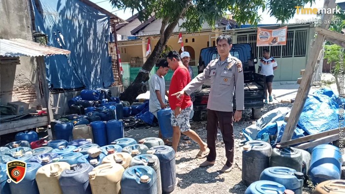 Polisi mengungkap aksi penimbunan pertalite dan solar di Bulukumba.