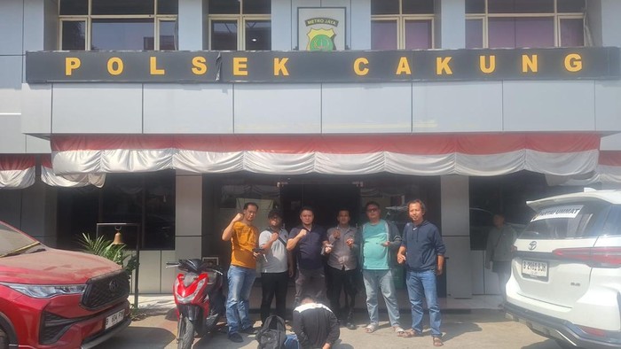 Polsek Cakung menangkap begal yang merampas motor pria di Jalan Pulogadung II, Rabu (26/8/2026).