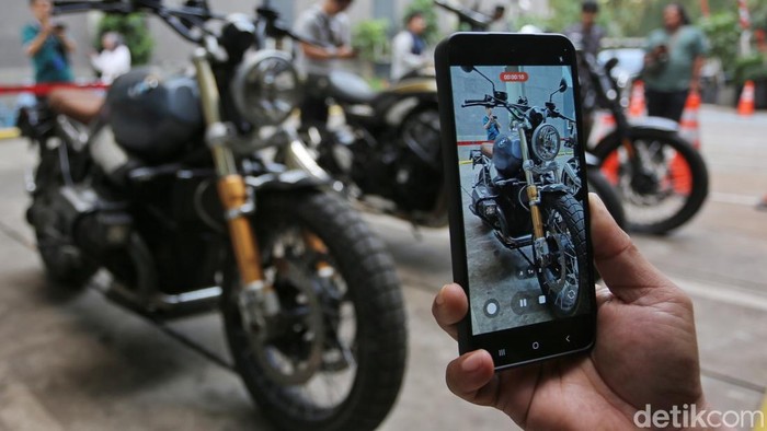 Sejumlah jurnalis dan petugas melihat tiga buah motor sitaan KPK dari penindakan kasus suap pejabat Bea Cukai dengan PT. Blu-ray Cargo di Kantor KPK, Jakarta, Rabu (26/08/2026). Komisi Pemberantasan Korupsi (KPK) menyita tiga buah motor berjenis BMW Nine T, Kawasaki Z900 RS dan Triumph Bobber, yang disita dari Kepala Kantor Pengawasan dan Pelayanan Bea dan Cukai (KPPBC) Kediri bernama Gatot Heroe Hernanda atas kasus penyuapan yang dilakukan oleh PT Blu-ray Cargo.