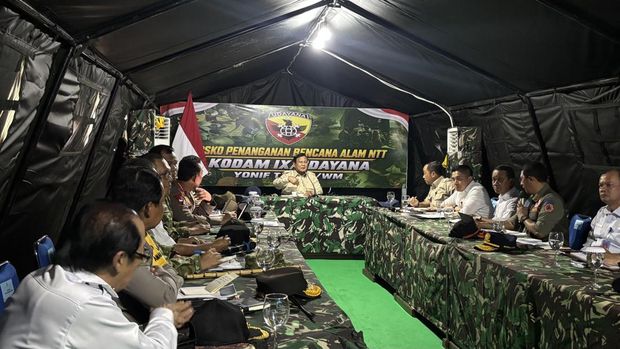 Prabowo dalam rapat koordinasi penanganan bencana gempa NTT di  Nagekeo, NTT,