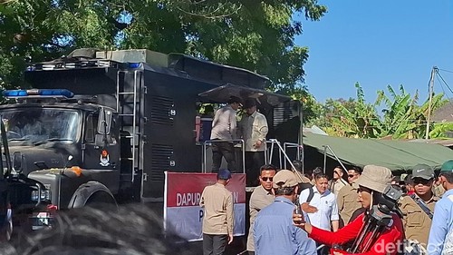 Presiden Prabowo saat mengecek dapur lapangan milik Polri di Lapangan Danga, Nagekeo, NTT, Rabu (26/8/2026).