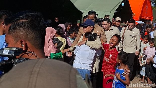 Presiden Prabowo Subianto memeluk seorang anak di lokasi pengungsian korban gempa NTT di Nagekeo, Rabu (26/8/2026).