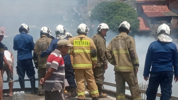 Proses pemadaman rumah terbakar di Jalan Cinde Selatan, Kelurahan Jomblang, Kecamatan Candisari, Rabu (26/8/2026).