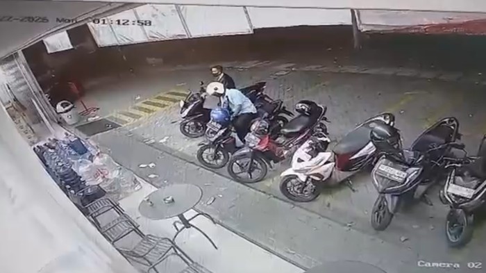 Rekaman video CCTV di salah satu minimarket Petemon, Surabaya tempat terjadinya pencurian motor Honda BeAT.