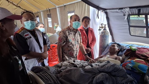 Relawan gempa bernama Adalbertus Gregorian Bambar alias Berry dirawat di RS lapangan di Ruteng seusai tertimpa pohon tumbang di Ling, Desa Golo Cador, Kecamatan Wae Rii, Manggarai. (Istimewa)