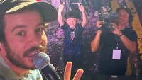 Dari atas panggung, Rex Orange County mengambil foto selfie ke arah penonton. Sosok Quenzino putra sulung Carissa Puteri terlihat jelas berdiri tepat di barisan depan barikade sambil mengacungkan dua jempolnya.  9Foto: dok Instagram carissa_puteri)