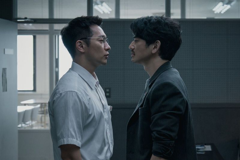 Road (Netflix) Adegan dalam drama Korea terbaru Netflix, Road, diperankan Son Suk Ku dan Eita Nagayama.