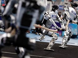 Robot Humanoid Adu Kuat di Arena Tarik Tambang