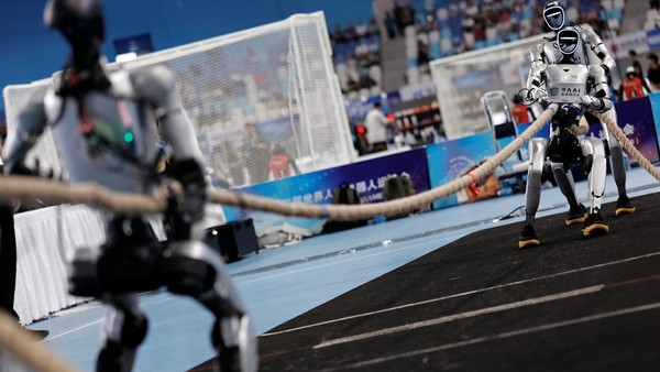 Pria 36 Tahun Tajir Melintir Jualan Robot, Harta Kekayaan Rp 151 Triliun Humanoid robots by Yobotics compete in a tug-of-war contest during the 2026 World Humanoid Robot Games at the National Speed Skating Oval in Beijing, China, August 25, 2026. REUTERS/Tingshu Wang