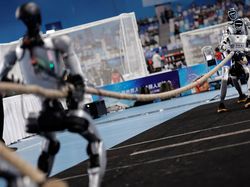Robot Humanoid Adu Kuat di Arena Tarik Tambang