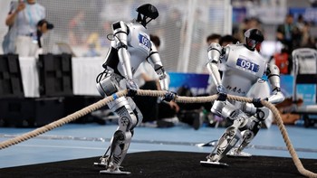 Kompetisi ini digelar dengan format yang menyerupai pertandingan olahraga manusia, termasuk sejumlah cabang yang menguji kemampuan fisik robot. REUTERS/Tingshu Wang  