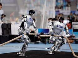 Robot Humanoid Adu Kuat di Arena Tarik Tambang