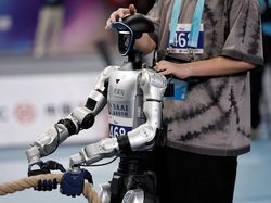 Robot Humanoid Adu Kuat di Arena Tarik Tambang