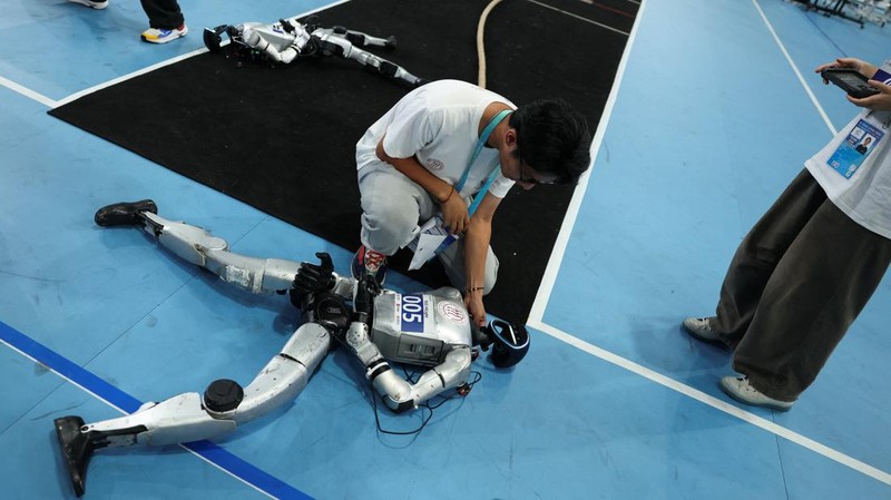 Humanoid robots by Yobotics compete in a tug-of-war contest during the 2026 World Humanoid Robot Games at the National Speed Skating Oval in Beijing, China, August 25, 2026. REUTERS/Tingshu Wang