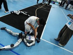 Robot Humanoid Adu Kuat di Arena Tarik Tambang