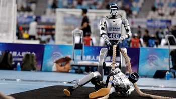 Dalam pertandingan tarik tambang, robot humanoid beradu kekuatan untuk menarik tim lawan melewati batas yang ditentukan. REUTERS/Tingshu Wang  