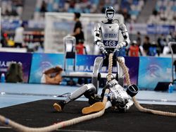 Robot Humanoid Adu Kuat di Arena Tarik Tambang