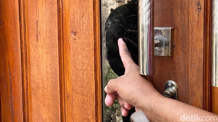 Penampakan rumah warga Kajar Kecamatan Trangkil yang diduga menjadi sasaran tembak orang tidak dikenal, Rabu (26/8/2026).