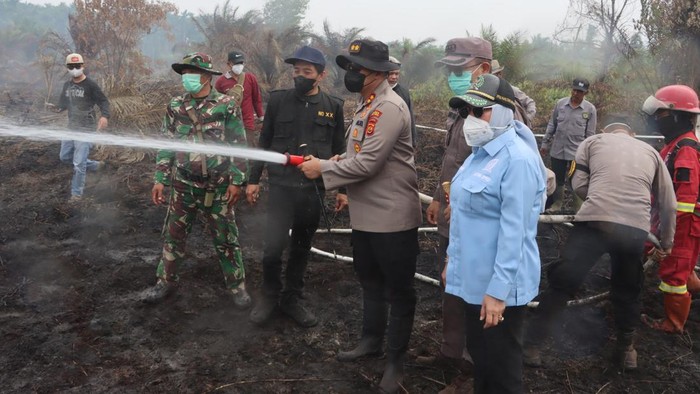Satgas Karhutla Jambi melakukan upaya pemadaman.