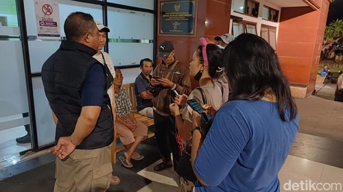 Satpol PP Buleleng mengevakuasi babysitter berinisial MM ke RSUD Buleleng, Selasa (25/8/2026).