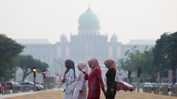 Sebanyak 29 wilayah di Malaysia termasuk Kuala Lumpur mencatat indeks kualitas udara tak sehat akibat kebakaran hutan dan lahan (karhutla) di beberapa provinsi di Indonesia. Sebanyak 29 wilayah di Malaysia termasuk Kuala Lumpur mencatat indeks kualitas udara tak sehat akibat kebakaran hutan dan lahan (karhutla) di beberapa provinsi di Indonesia. (REUTERS/Hasnoor Hussain)